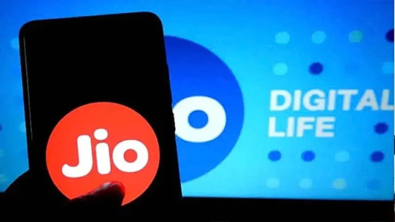 100 MBPS స్పీడ్ గల రెండవ ఆప్షన్ రూ. 2,122 కు అందుబాటులో ఉంది. ఈ ప్యాక్ 3 నెలల వ్యాలిడిటీతో వస్తుంది. దీని సగటు నెలవారీ ఖర్చు కేవలం రూ. 707 మాత్రమే. ఇందులో ఇంటర్నెట్, టీవీ ఛానెళ్లు, OTT యాప్లు కూడా ఉంటాయి. కొత్త కస్టమర్లు తమ అర్హతను బట్టి ఉచిత హోమ్ డెలివరీ ఇన్స్టాలేషన్, మెయింటెనెన్స్ సర్వీస్ ప్రయోజనాన్ని కూడా పొందవచ్చు. రీఛార్జ్ చేసే ముందు నిబంధనలను తనిఖీ చేయండి.