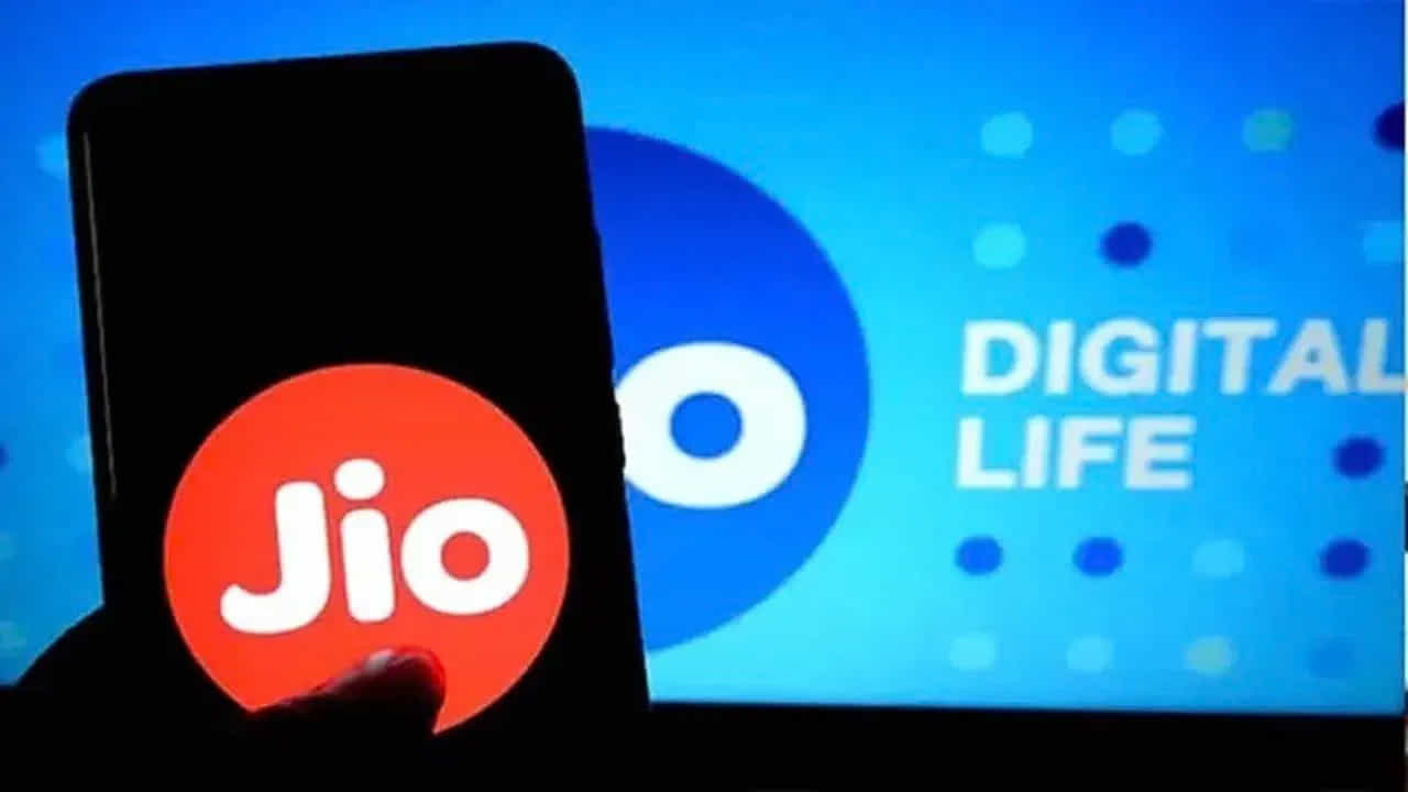 100 MBPS స్పీడ్ గల రెండవ ఆప్షన్ రూ. 2,122 కు అందుబాటులో ఉంది. ఈ ప్యాక్ 3 నెలల వ్యాలిడిటీతో వస్తుంది. దీని సగటు నెలవారీ ఖర్చు కేవలం రూ. 707 మాత్రమే. ఇందులో ఇంటర్నెట్, టీవీ ఛానెళ్లు, OTT యాప్లు కూడా ఉంటాయి. కొత్త కస్టమర్లు తమ అర్హతను బట్టి ఉచిత హోమ్ డెలివరీ ఇన్స్టాలేషన్, మెయింటెనెన్స్ సర్వీస్ ప్రయోజనాన్ని కూడా పొందవచ్చు. రీఛార్జ్ చేసే ముందు నిబంధనలను తనిఖీ చేయండి.