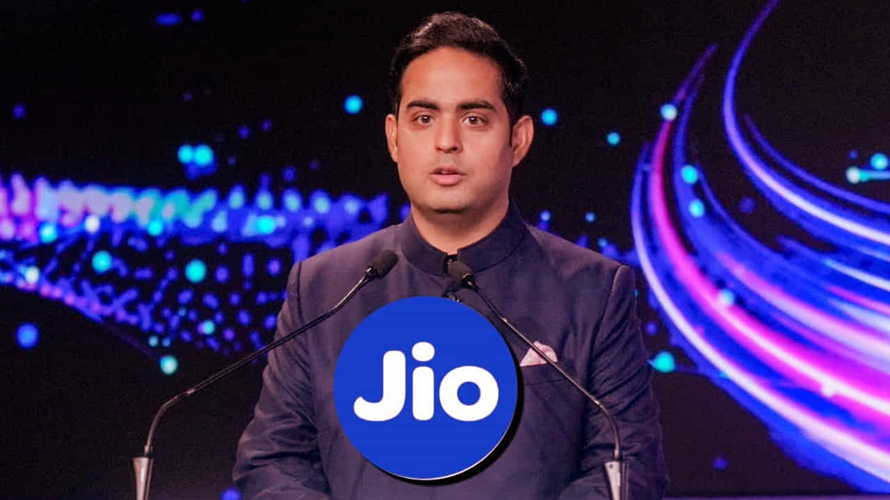 పెట్టుబడిదారుల నుంచి భారీ డిమాండ్: జియో ఐపీఓలో క్వాలిఫైడ్ ఇన్స్టిట్యూషనల్ బయ్యర్స్ (QIB) విభాగం ప్రత్యేక ఆకర్షణగా నిలిచింది. ఈ విభాగంలో సుమారు రూ.3.87 లక్షల కోట్ల విలువైన బిడ్లు వచ్చినట్లు సమాచారం. ఈ విభాగం కేటాయింపులు ప్రారంభమైన 10 నిమిషాల్లోనే పూర్తిగా సబ్స్క్రైబ్ కాగా, మొత్తం ఐపీఓ కేవలం 100 నిమిషాల్లోనే సబ్స్క్రిప్షన్ స్థాయిని దాటినట్లు నివేదిక పేర్కొంది. చివరికి సంస్థాగత పెట్టుబడిదారుల విభాగం 70.55 రెట్లు సబ్స్క్రైబ్ అయినట్లు తెలిపింది. అంతర్జాతీయ పెట్టుబడి సంస్థలు, బీమా కంపెనీలు, దేశీయ మ్యూచువల్ ఫండ్స్ నుంచి కూడా ఆసక్తి కనిపించినట్లు సమాచారం. ఈ ఐపీఓలో సాధారణ వ్యక్తిగత పెట్టుబడిదారుల భాగస్వామ్యం కూడా రికార్డు స్థాయికి చేరినట్లు నివేదిక వెల్లడించింది. మొత్తం దరఖాస్తుల సంఖ్య 1.38 కోట్లకు పైగా నమోదైనట్లు పేర్కొంది.