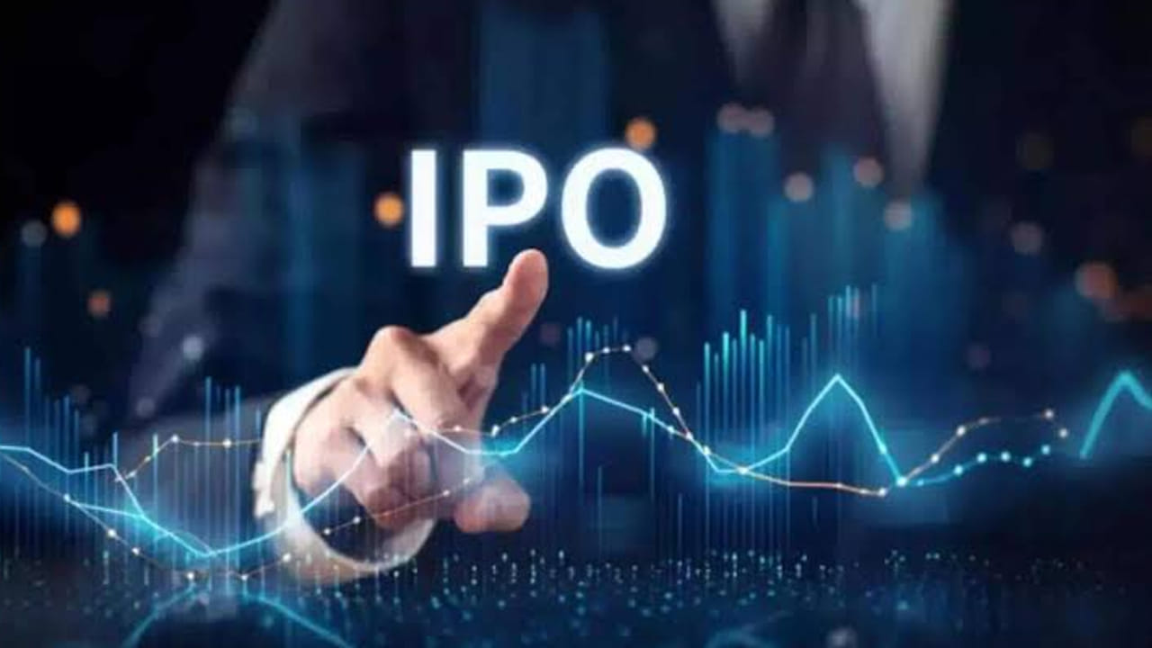  జియో షేర్ల అలాట్‌మెంట్, లిస్టింగ్ ఎప్పుడు?: అందించిన షెడ్యూల్ ప్రకారం, జియో ప్లాట్‌ఫామ్స్ ఐపీఓ షేర్ల అలాట్‌మెంట్ అక్టోబర్ 26, 2026న జరగాల్సి ఉండగా, స్టాక్ ఎక్స్ఛేంజీల్లో లిస్టింగ్ అక్టోబర్ 28, 2026న ప్రతిపాదించినట్లు పేర్కొన్నారు. అయితే, ఈ తేదీలు అధికారికంగా నిర్ధారించినవో లేదో సంబంధిత స్టాక్ ఎక్స్ఛేంజ్ ప్రకటనలు, ఐపీఓ రిజిస్ట్రార్ వివరాల ద్వారా ధ్రువీకరించుకోవాలి. జియో ఐపీఓకు రూ.7.40 లక్షల కోట్ల బిడ్లు, 1.38 కోట్లకు పైగా దరఖాస్తులు వచ్చినట్లయితే భారత ఐపీఓ మార్కెట్‌లో ఇది అత్యంత కీలక పరిణామంగా నిలుస్తుంది. అయితే, భారీ సబ్‌స్క్రిప్షన్ వచ్చినంత మాత్రాన లిస్టింగ్ సమయంలో షేర్ల ధర పెరుగుతుందని హామీ లేదు. పెట్టుబడిదారులు కంపెనీ ఆర్థిక పరిస్థితులు, విలువ, రిస్కులు, అధికారిక ఐపీఓ పత్రాలను పరిశీలించిన తర్వాతే నిర్ణయం తీసుకోవాలి.