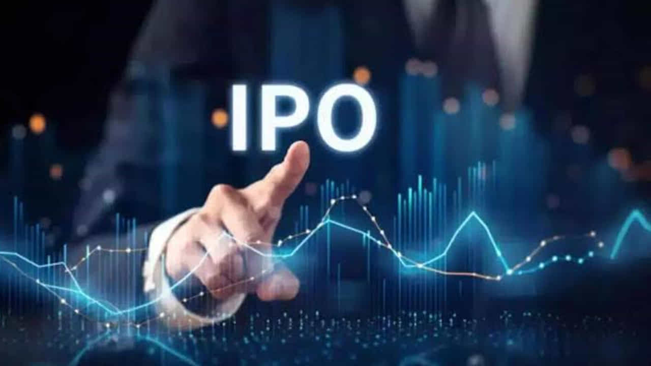 జియో షేర్ల అలాట్మెంట్, లిస్టింగ్ ఎప్పుడు?: అందించిన షెడ్యూల్ ప్రకారం, జియో ప్లాట్ఫామ్స్ ఐపీఓ షేర్ల అలాట్మెంట్ అక్టోబర్ 26, 2026న జరగాల్సి ఉండగా, స్టాక్ ఎక్స్ఛేంజీల్లో లిస్టింగ్ అక్టోబర్ 28, 2026న ప్రతిపాదించినట్లు పేర్కొన్నారు. అయితే, ఈ తేదీలు అధికారికంగా నిర్ధారించినవో లేదో సంబంధిత స్టాక్ ఎక్స్ఛేంజ్ ప్రకటనలు, ఐపీఓ రిజిస్ట్రార్ వివరాల ద్వారా ధ్రువీకరించుకోవాలి. జియో ఐపీఓకు రూ.7.40 లక్షల కోట్ల బిడ్లు, 1.38 కోట్లకు పైగా దరఖాస్తులు వచ్చినట్లయితే భారత ఐపీఓ మార్కెట్లో ఇది అత్యంత కీలక పరిణామంగా నిలుస్తుంది. అయితే, భారీ సబ్స్క్రిప్షన్ వచ్చినంత మాత్రాన లిస్టింగ్ సమయంలో షేర్ల ధర పెరుగుతుందని హామీ లేదు. పెట్టుబడిదారులు కంపెనీ ఆర్థిక పరిస్థితులు, విలువ, రిస్కులు, అధికారిక ఐపీఓ పత్రాలను పరిశీలించిన తర్వాతే నిర్ణయం తీసుకోవాలి.