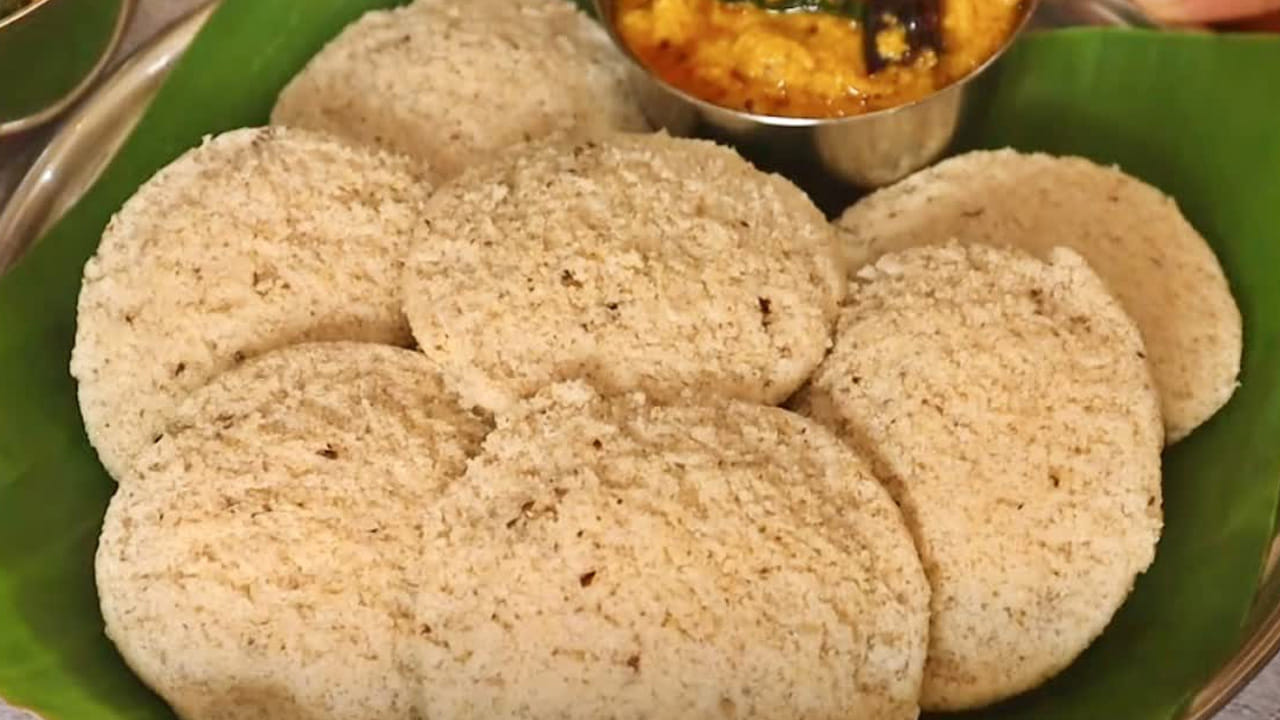 మొదట, కొంచెం పెద్దగా ఉండే రవ్వను జల్లెడ వలన వేరు చేయాలి. ఈ రవ్వ ఇడ్లీకి పనికి రాదు కానీ, ఉప్మా చేసుకోవడానికి చాలా బాగుంటుంది. దీనిని ఒక గిన్నెలో తీసుకొని పక్కన పెట్టుకోవచ్చు. ఆ తర్వాత, సన్నని పిండి జల్లెడను ఉపయోగించి, మిగిలిన పిండిని జల్లించాలి. అప్పుడు మనకు కావలసిన మెత్తటి ఇడ్లీ రవ్వ దొరుకుతుంది. రవ్వ ఎంత సన్నగా ఉంటే, ఇడ్లీలు అంత మెత్తగా, దూదుల్లా వస్తాయి. ఇంట్లో మిక్సీలో రవ్వ చేసుకోవడం కష్టమనిపిస్తే, ఒకేసారి మరలో పట్టించుకొని జల్లించుకోవచ్చు.