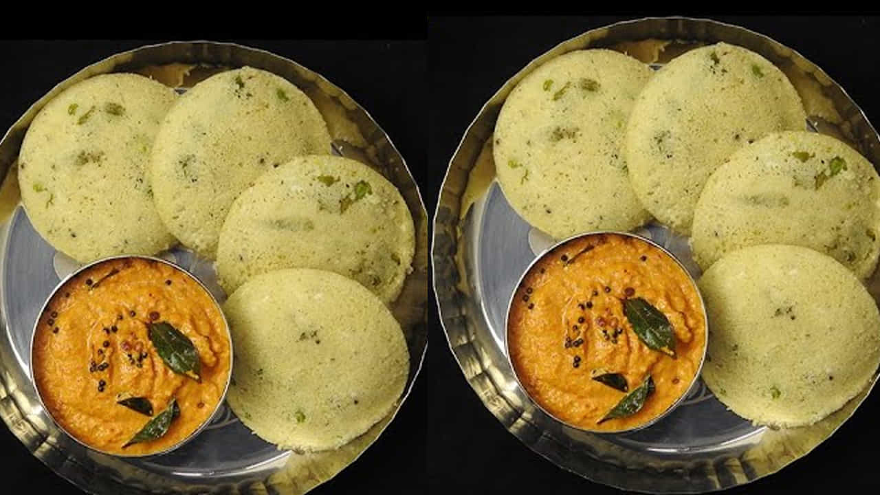 జొన్న ఇడ్లీని తయారుచేయడానికి, ముందుగా పచ్చి జొన్నలను తీసుకోవాలి. ఒక కిలో జొన్నలను శుభ్రంగా కడిగి, పూర్తిగా డ్రై అయ్యేంత వరకు ఎండలో ఆరబెట్టాలి. తర్వాత, వీటిని మిక్సీ పట్టి సన్నటి రవ్వలా చేసుకోవాలి. ఇక్కడ మనం సాధారణ ఇడ్లీ రవ్వకు బదులుగా ఈ జొన్న రవ్వను ఉపయోగిస్తాము. జొన్న రవ్వ ఇడ్లీ రవ్వ వలె చాలా సన్నగా ఉండాలి, అప్పుడే ఇడ్లీలు మెత్తగా వస్తాయి. మిక్సీలో పట్టాక, ఈ రవ్వను జల్లెడ పట్టడం చాలా ముఖ్యం. 
