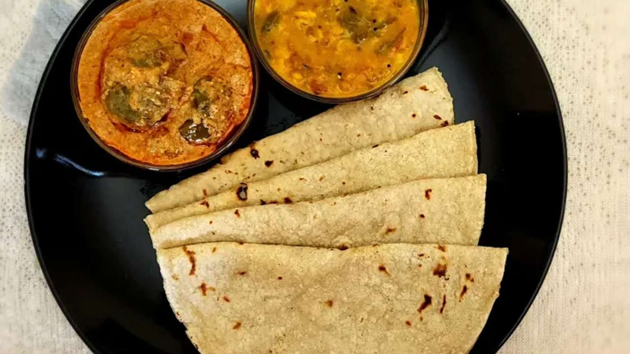 ఇక మసాలా విషయానికి వస్తే, అర టీస్పూన్ అల్లం వెల్లుల్లి పేస్ట్ తప్పనిసరి. రుచికి సరిపడా ఉప్పు, పావు టీస్పూన్ కారం, కొంచెం పసుపును చేర్చాలి. చివరిగా, రెండు టేబుల్ స్పూన్ల వేయించిన నువ్వులు కూడా వేసి అన్నింటినీ బాగా కలుపుకోవాలి. కావాలంటే నువ్వులు ఇంకా ఎక్కువ కూడా వేసుకోవచ్చు. ఉప్పు, కారం మొదట తక్కువ వేసి, అవసరమైతే తర్వాత కలుపుకోవచ్చు, ముందే ఎక్కువ వేయకుండా జాగ్రత్తపడాలి.