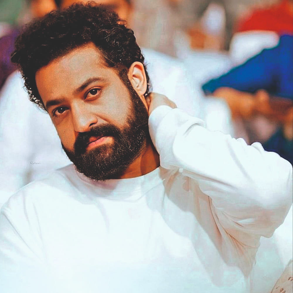 కృష్ణవంశీ గారితో పని చేయడం తనకు అద్భుతమైన అవకాశం అని, సశ్రేఖ పరిణయంలో ఆయనతో కలిసి పనిచేశానని ఇంటర్వ్యూ చేస్తున్న వ్యక్తి తెలిపారు. కృష్ణవంశీ ఒక గొప్ప దర్శకుడు అని, ఆయనతో పని చేయడానికి ప్రతి నటుడు ఇష్టపడతాడని, ఆయన వండర్ఫుల్ వ్యక్తి అని, చాలా ఫ్రెండ్లీ పర్సన్ అని పేర్కొన్నారు. తన సినిమాలలో తనకు బాగా నచ్చింది ఏదని అడిగినప్పుడు, ఆప్షన్స్ (సింధూరం, అంతఃపురం, గులాబీ, ఖడ్గం) ఇవ్వగా, ఆయన సింధూరం అని బదులిచ్చారు. నచ్చనివి ఏంటని ప్రశ్నించగా, సముద్రం, రాఖీ అని చెప్పారు. అయితే, తాను దర్శకుడిగా చేసిన పని గురించి మాత్రమే మాట్లాడుతున్నానని స్పష్టం చేశారు.