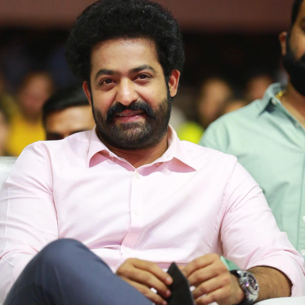 కృష్ణవంశీ గారు షూటింగ్లో బిజీ లేనప్పుడు ఎక్కడికైనా బయటకు వెళ్తారా అని అడగ్గా, "లేదు, నా బాస్ ఇంట్లో ఉంది" అని సరదాగా సమాధానమిచ్చారు, తన భార్య నిర్ణయం మేరకే బయట కార్యక్రమాలు ఉంటాయని చెప్పారు. కృష్ణవంశీని తెలుగులో "క్రియేటివ్ డైరెక్టర్" అని ముద్దుగా పిలుచుకుంటారు. నటీనటుల నుంచి అత్యుత్తమ నటనను రాబట్టడంలో, ప్రతి పాత్రకు ఒక ఆత్మను అందించడంలో ఆయన సిద్ధహస్తుడు. తెలుగు సంస్కృతి, ఉమ్మడి కుటుంబాల ఆప్యాయతలు, పండుగ వాతావరణాన్ని తెరపై చూపించడంలో ఆయన మార్క్ స్పష్టంగా కనిపిస్తుంది.