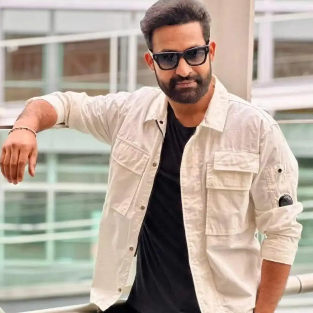 దర్శకుడు కృష్ణవంశీ ఇటీవల ఓ ఇంటర్వ్యూలో తన సినీ ప్రస్థానం, వ్యక్తిగత అభిరుచులు , దర్శకులపై తన అభిప్రాయాలను వెల్లడించారు. ఈ సంభాషణలో పలు ఆసక్తికర విషయాలను పంచుకున్నారు. ముఖ్యంగా, దర్శకుడు రామ్ గోపాల్ వర్మ ఫిల్మ్స్లో తనకు బాగా నచ్చిన సినిమా ఏదని అడగ్గా, కృష్ణవంశీ తడుముకోకుండా నాచ్ అని సమాధానమిచ్చారు. నాచ్ సినిమాలోని వాస్తవికత, మానవ సంబంధాలు, ప్రపంచంపై అభిప్రాయాలు, వ్యక్తుల ప్రతిస్పందనలు, బంధాలు, వ్యక్తిత్వాలు, ఆశయాలు, అలాగే లక్ష్యాలను చేరుకోవడానికి చేసే ప్రయత్నాలు, నిజమైన మరియు కృత్రిమ లక్ష్యాలు, భౌతిక , కళాత్మక లక్ష్యాలు వంటి అన్ని అంశాల సమ్మేళనం తనకు నచ్చిందని ఆయన వివరించారు. ఈ సినిమాను తాను నిజంగా చాలా ఇష్టపడతానని కృష్ణవంశీ పేర్కొన్నారు.