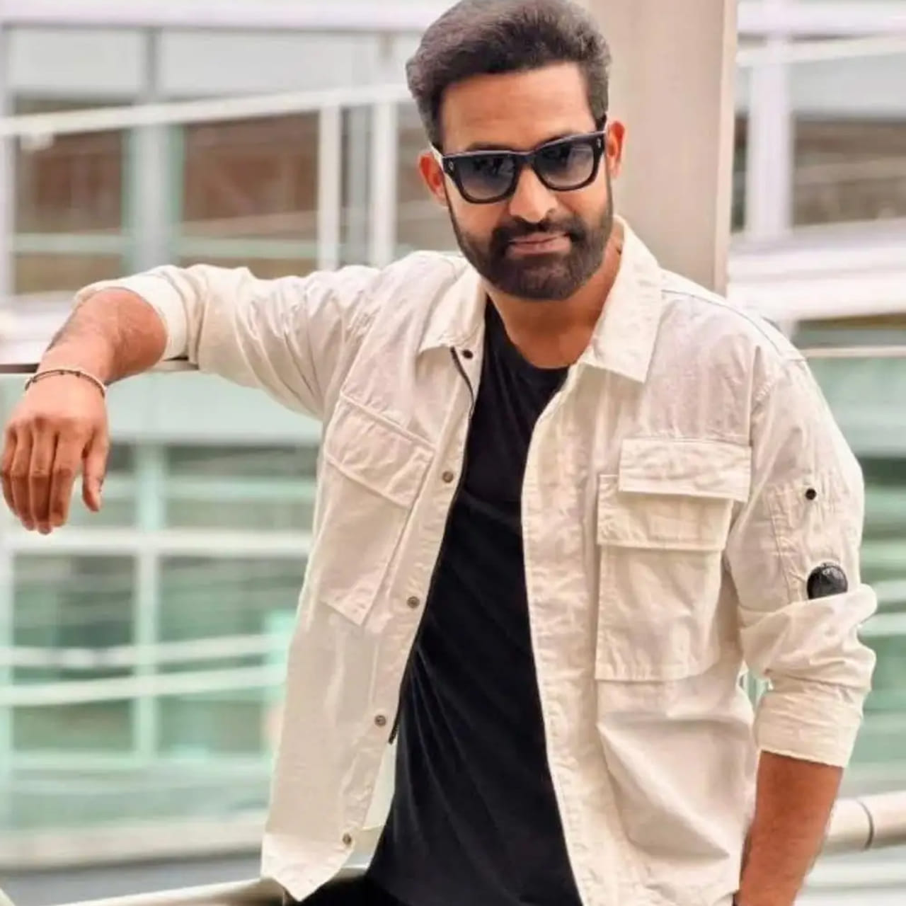 దర్శకుడు కృష్ణవంశీ ఇటీవల ఓ ఇంటర్వ్యూలో తన సినీ ప్రస్థానం, వ్యక్తిగత అభిరుచులు , దర్శకులపై తన అభిప్రాయాలను వెల్లడించారు. ఈ సంభాషణలో పలు ఆసక్తికర విషయాలను పంచుకున్నారు. ముఖ్యంగా, దర్శకుడు రామ్ గోపాల్ వర్మ ఫిల్మ్స్లో తనకు బాగా నచ్చిన సినిమా ఏదని అడగ్గా, కృష్ణవంశీ తడుముకోకుండా నాచ్ అని సమాధానమిచ్చారు. నాచ్ సినిమాలోని వాస్తవికత, మానవ సంబంధాలు, ప్రపంచంపై అభిప్రాయాలు, వ్యక్తుల ప్రతిస్పందనలు, బంధాలు, వ్యక్తిత్వాలు, ఆశయాలు, అలాగే లక్ష్యాలను చేరుకోవడానికి చేసే ప్రయత్నాలు, నిజమైన మరియు కృత్రిమ లక్ష్యాలు, భౌతిక , కళాత్మక లక్ష్యాలు వంటి అన్ని అంశాల సమ్మేళనం తనకు నచ్చిందని ఆయన వివరించారు. ఈ సినిమాను తాను నిజంగా చాలా ఇష్టపడతానని కృష్ణవంశీ పేర్కొన్నారు.