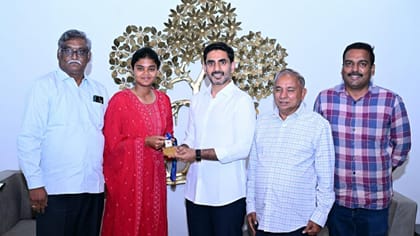 గోల్డ్ మెడల్ విన్నర్ జ్యోతి సురేఖను కలిసిన లోకేష్..