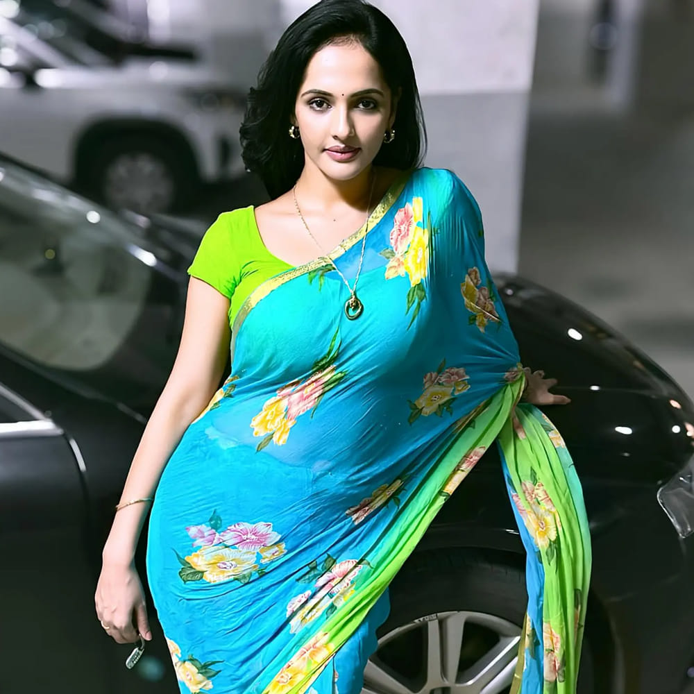 తెరపై ఎంతో హుందాగా, చీరకట్టులో కనిపిస్తూ కుటుంబ ప్రేక్షకులకు దగ్గరయ్యారు. అయితే సీరియల్లో కనిపించిన జ్యోతి పూర్వజ్కు, సోషల్ మీడియాలో కనిపించే జ్యోతి పూర్వజ్కు చాలా తేడా ఉందంటూ ఆమె అభిమానులు తరచూ కామెంట్లు చేస్తుంటారు. జ్యోతి పూర్వజ్ సోషల్ మీడియాలో యాక్టివ్గా ఉంటూ ఎప్పటికప్పుడు తన ఫొటోలను అభిమానులతో పంచుకుంటుంటారు. మోడ్రన్ డ్రెస్సుల్లో, స్టైలిష్ లుక్స్లో ఆమె చేసే ఫొటోషూట్స్ నెట్టింట వైరల్ అవుతుంటాయి.