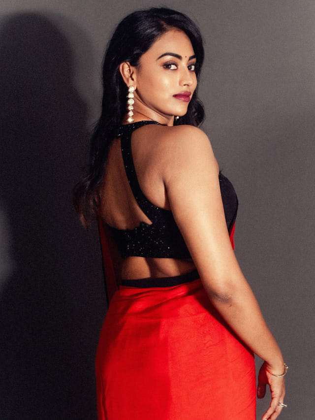దేవకన్యలా మెరిసిన కామాక్షి భాస్కర్ల.. కాకరేపుతున్న లేటెస్ట్ పిక్స్