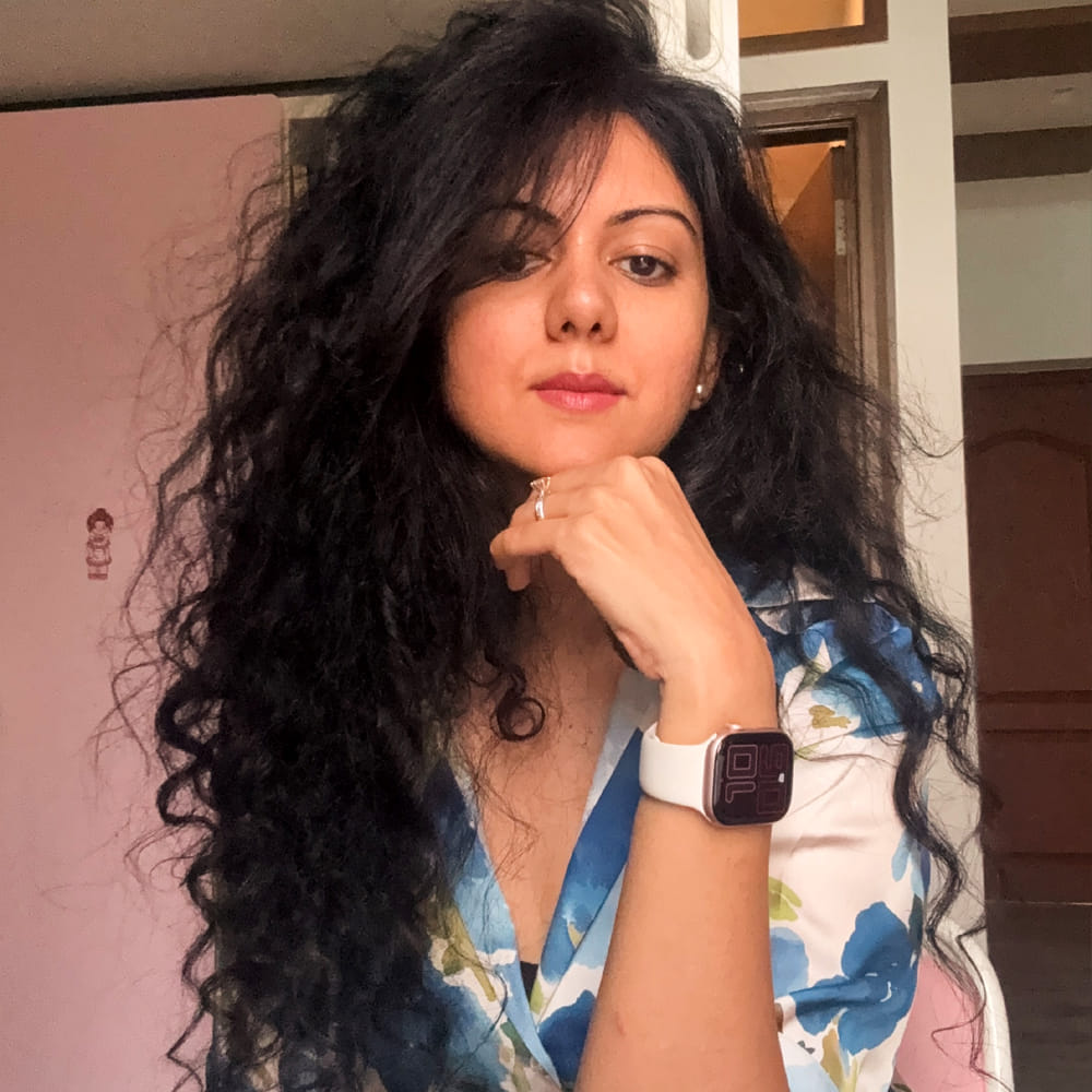 సినిమాల్లో ఎక్కువగా కనిపించకపోయినా కామ్నా జెఠ్మలానీ అభిమానులకు మాత్రం పూర్తిగా దూరం కాలేదు. సోషల్ మీడియా ద్వారా తనకు సంబంధించిన ఫొటోలు, విశేషాలను పంచుకుంటూ అభిమానులతో టచ్లో ఉంటున్నారు. అప్పట్లో సినిమాల్లో చూసిన హీరోయిన్ను ఇప్పుడు చూసి అభిమానులు కూడా గుర్తు చేసుకుంటున్నారు. ఆమె లేటెస్ట్ ఫొటోలు, వ్యక్తిగత జీవితానికి సంబంధించిన పోస్టులు అప్పుడప్పుడు నెటిజన్ల దృష్టిని ఆకర్షిస్తున్నాయి.