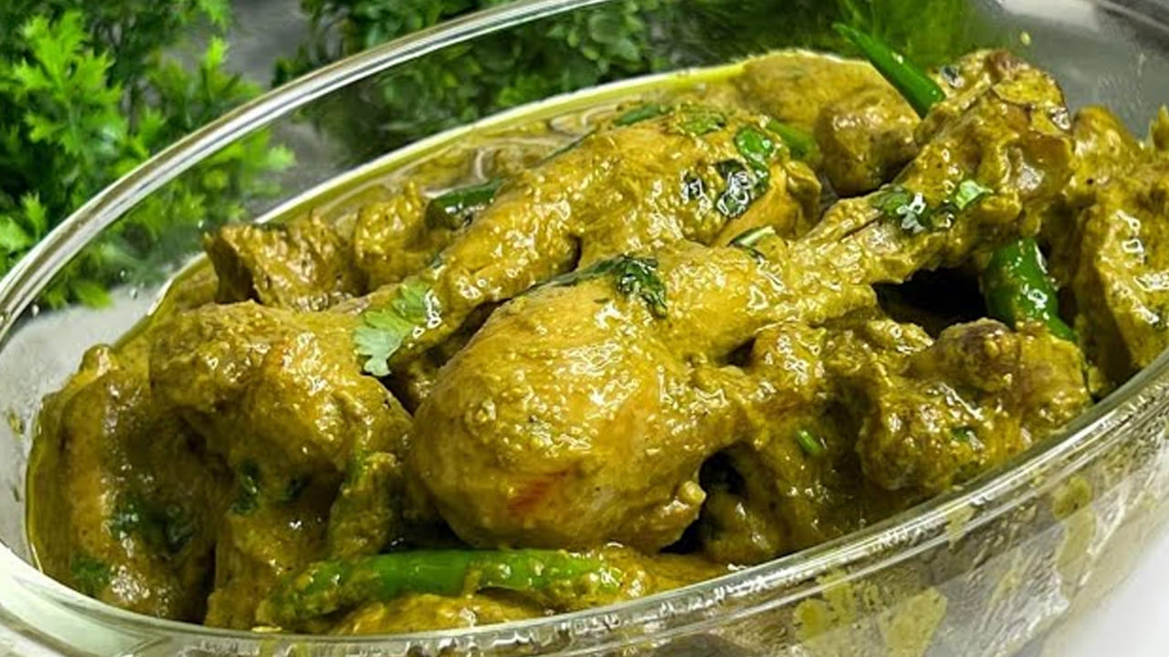 కావలసిన పదార్థాలు:  చికెన్: 1 కిలో, తాజా కరివేపాకు: 3 కప్పులు, ఉల్లిపాయలు (మీడియం సైజ్): 3 (సన్నగా తరిగినవి),  పచ్చిమిర్చి: 3 టేబుల్ స్పూన్లు (కచ్చాపచ్చాగా దంచిన పేస్ట్),  అల్లం వెల్లుల్లి పేస్ట్: 2 టేబుల్ స్పూన్లు,  కారం: 3 టేబుల్ స్పూన్లు (రుచికి తగ్గట్టు), 
ధనియాల పొడి: 3 టేబుల్ స్పూన్లు (వేయించి దంచినది), జీలకర్ర పొడి: 1 టీ స్పూన్ (వేయించి దంచినది), పసుపు: అర టీ స్పూన్
ఉప్పు: 3 టీ స్పూన్లు (రుచికి తగ్గట్టు), నూనె: 150 గ్రాములు, చింతచిగురు (ఎండు లేదా పచ్చి): అర కప్పు (పులుపు కోసం)  గోంగూర, చుక్కకూరను తీసుకోవాలి. 
