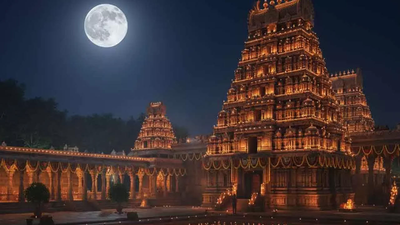 ఇక ఈ మాసంలో శివ పూజకు చాలా ప్రాముఖ్యత ఉంటుంది. ముఖ్యంగా చాలా మంది కార్తీక పౌర్ణమి రోజు శివాలయాలను దర్శించడం, ఉసిరి చెట్టు కింద దీపారాధన చేయడం చేస్తుంటారు. అంతే కాకుండా చాలా మంది ఈ రోజు నది స్నానం చేయడం ఇష్టదైవాన్ని ప్రార్థించడం, శివాలయానికి వెళ్లి అభిషేకాలు, ప్రత్యేక పూజలు చేయడం చేస్తుంటారు. ఈరోజు ఇంటి వద్ద దీపాలను వెలిగించి, ఇంటిని అందంగా అలంకరించి, శివుడిని ఆరాధిస్తూ ఉపవాసం ఉంటారు.