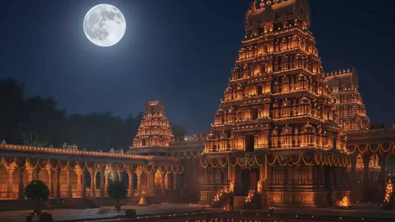 ఇక ఈ మాసంలో శివ పూజకు చాలా ప్రాముఖ్యత ఉంటుంది. ముఖ్యంగా చాలా మంది కార్తీక పౌర్ణమి రోజు శివాలయాలను దర్శించడం, ఉసిరి చెట్టు కింద దీపారాధన చేయడం చేస్తుంటారు. అంతే కాకుండా చాలా మంది ఈ రోజు నది స్నానం చేయడం ఇష్టదైవాన్ని ప్రార్థించడం, శివాలయానికి వెళ్లి అభిషేకాలు, ప్రత్యేక పూజలు చేయడం చేస్తుంటారు. ఈరోజు ఇంటి వద్ద దీపాలను వెలిగించి, ఇంటిని అందంగా అలంకరించి, శివుడిని ఆరాధిస్తూ ఉపవాసం ఉంటారు.