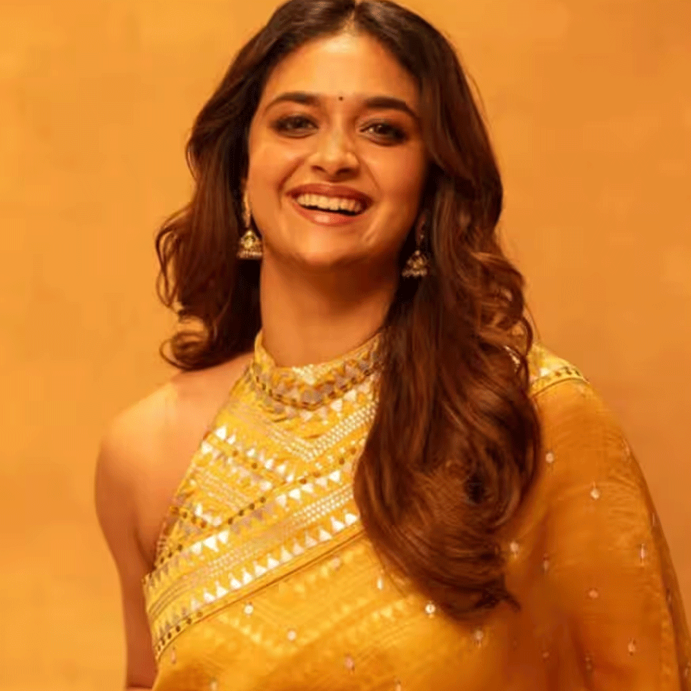 ఆమె మరెవరో కాదు.. అందాల తార కీర్తి సురేష్. తన సహజమైన నటనతో తెలుగు, తమిళం, మలయాళం భాషల్లో మంచి గుర్తింపు సంపాదించుకున్న ఈ బ్యూటీ.. బాలనటిగా కూడా పలు చిత్రాల్లో నటించింది. కీర్తి చిన్ననాటి ఫొటోల్లో కనిపిస్తున్న క్యూట్‌నెస్ ఇప్పటికీ అభిమానులను ఆకట్టుకుంటూనే ఉంటుంది. కీర్తి సురేష్‌కు సినీ నేపథ్యం ఉంది. ఆమె ప్రముఖ నిర్మాత జి. సురేష్ కుమార్, నటి మేనక దంపతుల కుమార్తె. చిన్న వయసులోనే సినిమాల్లో నటించడం ప్రారంభించిన కీర్తి.. మలయాళ చిత్రాల్లో బాలనటిగా కనిపించింది.