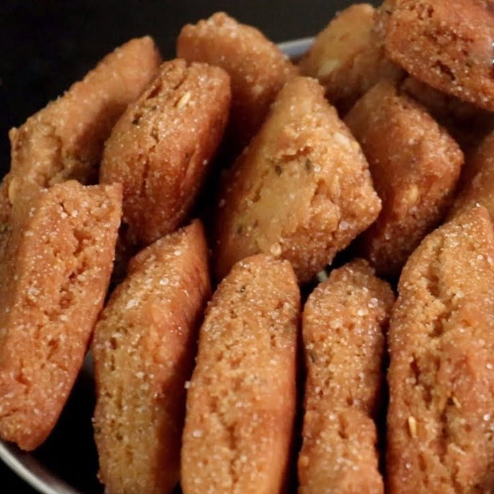 తయారీ విధానం: ఒక వెడల్పాటి మిక్సింగ్ బౌల్లో ఒక కప్పు మైదా పిండి, అర కప్పు బొంబాయి రవ్వ, అర కప్పు పంచదార, రెండు స్పూన్ల తెల్ల నువ్వులు, యాలకుల పొడి, చిటికెడు ఉప్పు వేసి కలపాలి. ఇప్పుడు ఇందులో పావు కప్పు కరిగించిన నెయ్యిని పోయాలి. చేతివేళ్లతో పిండినంతటినీ నలుపుతూ నెయ్యి పిండిలోని ప్రతి రేణువుకూ పట్టేలా బాగా కలపాలి. పిండిని గుప్పెట్లో పట్టుకుంటే ముద్దలా నిలబడే 'మోయన్' పదం రావాలి.