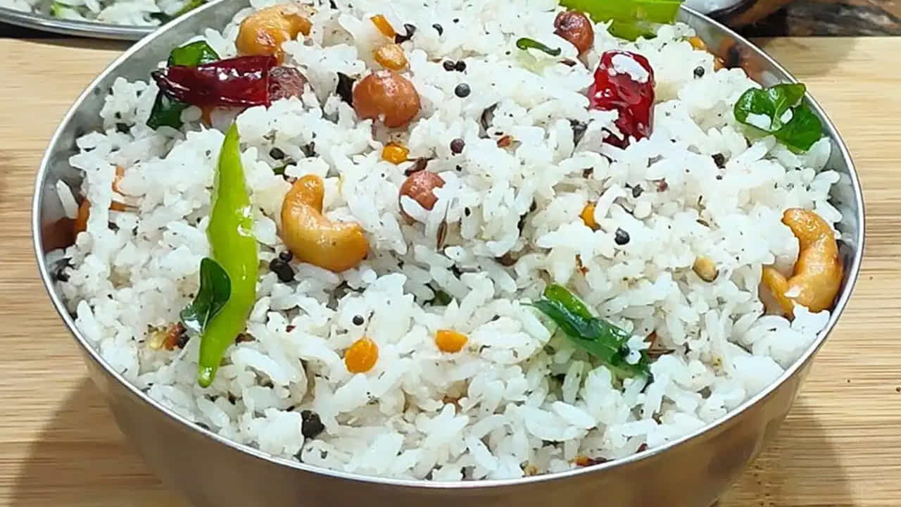 ముందుగా, ఒక గ్లాసు బాస్మతి బియ్యాన్ని శుభ్రంగా కడిగి, తిరిగి నీరు పోసి కనీసం అరగంట పాటు నానబెట్టాలి. ఇలా చేయడం వల్ల అన్నం పొడిపొడిలాడుతూ వస్తుంది.అర కొబ్బరికాయ చిప్పను సులభంగా తీయడానికి ఒక రోజు ముందు ఫ్రిజ్లో ఉంచండి. కొబ్బరిని సన్నగా పొడవుగా కట్ చేసుకోవాలి. ఇది గ్రైండ్ చేయడానికి ఈజీగా ఉంటుంది.