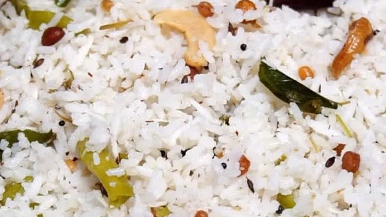 సన్నగా కట్ చేసిన కొబ్బరిని బ్లెండర్లో వేసి, మొదట అర గ్లాసు నీరు పోసి మెత్తగా గ్రైండ్ చేయాలి. ఈ మిశ్రమాన్ని జ్యూస్ వడకట్టుకునే దానిలోకి వేసి స్పూన్తో నొక్కుతూ పాలను సేకరించండి.మిగిలిన పిప్పిని తిరిగి బ్లెండర్లో వేసి, మిగిలిన అర గ్లాసు నీటిని కూడా వేసి మరొకసారి గ్రైండ్ చేసి, పాలను వడకట్టండి. ఇలా రెండుసార్లు వడకట్టడం వల్ల కొబ్బరి పాలు పూర్తిగా బయటకు వస్తాయి. మొత్తం ఒక గ్లాసు కొబ్బరి పాలు సిద్ధమవుతాయి.