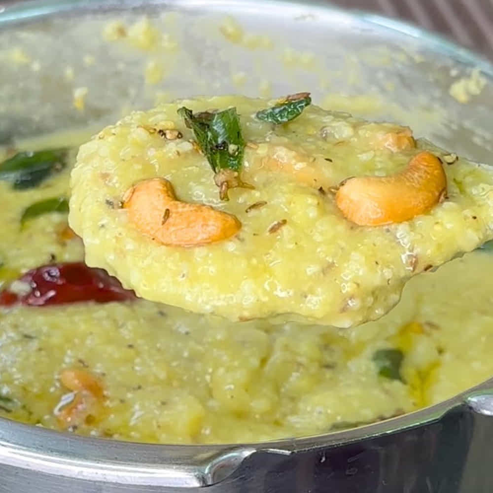 తయారీ విధానం: బాండీలో అర కప్పు పెసరపప్పు వేసి నూనె లేకుండా లో ఫ్లేమ్పై 10 నుండి 15 నిమిషాల పాటు ఎర్రగా, మంచి కమ్మటి వాసన వచ్చే వరకు వేయించాలి. పప్పు వేగాక నీటిలో వేసి శుభ్రంగా కడిగి కుక్కర్లో వేసుకోవాలి. కొర్రలను రెండు మూడు గంటలు మాత్రమే నానబెడితే పొంగలి గట్టిగా ఉండి క్రీమీ టెక్స్చర్ రాదు; అందుకే కొర్రలను తప్పనిసరిగా రాత్రంతా నానబెట్టుకోవాలి.