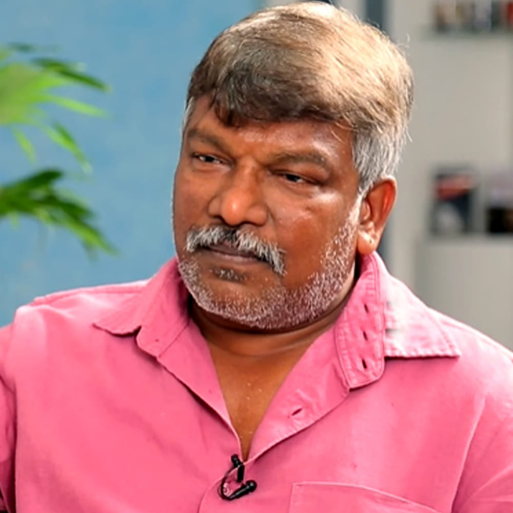 మహిళలపై జరుగుతున్న దాడులు, వేధింపులు, సమాజంలో వారి పరిస్థితులను ప్రధానంగా తీసుకుని రూపొందించిన ఈ సినిమా అప్పట్లో ఓ ముఖ్యమైన సామాజిక అంశాన్ని తెరపైకి తీసుకొచ్చింది. ఈ చిత్రం భారీ విజయాన్ని సాధిస్తుందని భావించినప్పటికీ, బాక్సాఫీస్ వద్ద ఆశించిన స్థాయిలో ఫలితాన్ని అందుకోలేకపోవడం తనను బాధించిందని కృష్ణవంశీ చెప్పుకొచ్చారు. రాఖీ సినిమా కథ తన దగ్గరకు ఎలా వచ్చిందో కూడా కృష్ణవంశీ వివరించారు. రాధాకృష్ణ అనే వ్యక్తి చంద్రలేఖ, సింధూరం చిత్రాల సమయంలోనే ఈ కథను తనకు వినిపించారని తెలిపారు. అప్పట్లో తాను సొంత కథలతోనే సినిమాలు చేయాలని భావించేవాడినని, అయినప్పటికీ రాధాకృష్ణ పట్టుబట్టడంతో సుమారు నాలుగున్నర గంటల పాటు కథ విన్నానని గుర్తుచేసుకున్నారు.