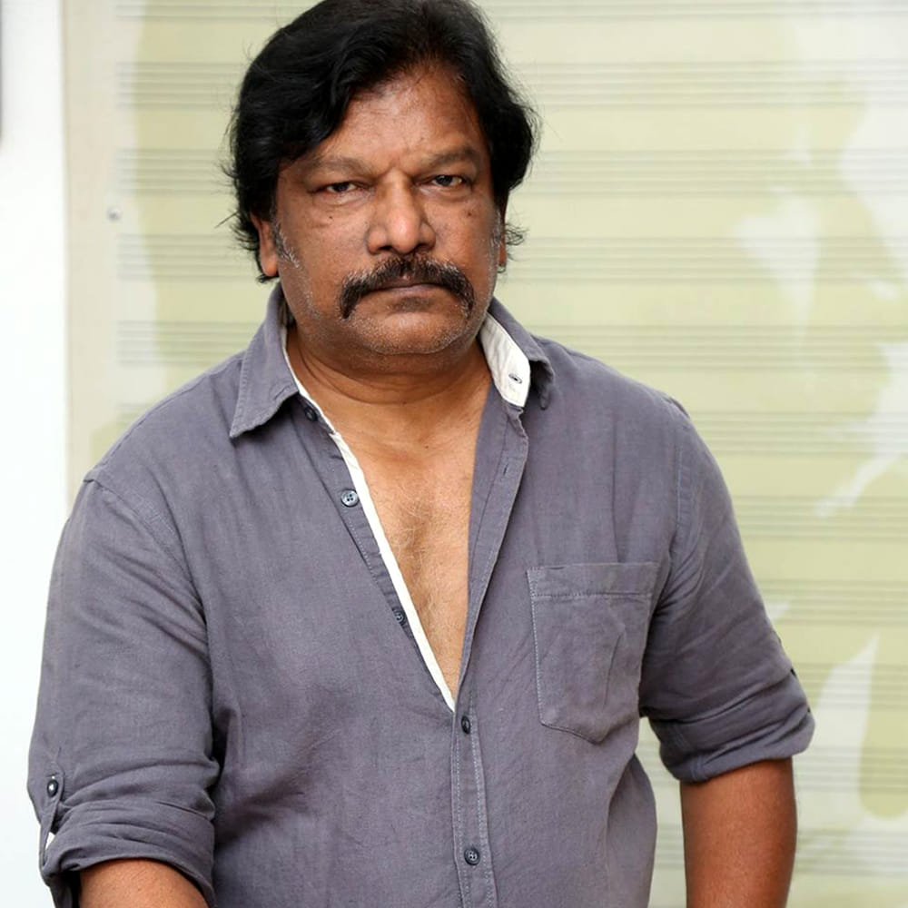 ఆ కథలో మంచి విషయం ఉందని భావించినప్పటికీ, దాన్ని అప్పట్లో తెరకెక్కించలేదని చెప్పారు. అయితే జూనియర్ ఎన్టీఆర్తో సినిమా చేసే అవకాశం వచ్చినప్పుడు ఆయన ప్రతిభకు తగిన కథ కోసం ఆలోచించానని తెలిపారు. ఎన్టీఆర్లో అద్భుతమైన నటనతో పాటు డ్యాన్స్, డైలాగ్ డెలివరీ, వేగంగా విషయాలను గ్రహించే సామర్థ్యం ఉన్నాయని.. ఆయనకు సరిపోయే కథ కావాలని అనుకున్న సమయంలో ‘రాఖీ’ కథ గుర్తుకు వచ్చిందని వెల్లడించారు. రాధాకృష్ణ చెప్పిన కథను యథాతథంగా తెరకెక్కించలేదని కృష్ణవంశీ స్పష్టం చేశారు. కథలోని ప్రధాన భావాన్ని తీసుకుని, కొన్ని పాత్రలు, సన్నివేశాలను మాత్రమే ఉపయోగించుకున్నట్లు తెలిపారు. ఆ తర్వాత తన ఆలోచనలకు అనుగుణంగా స్క్రీన్ప్లేను పూర్తిగా పునర్నిర్మించి, పాటలు, ఫైట్స్తో పాటు కమర్షియల్ అంశాలను జోడించినట్లు చెప్పారు.