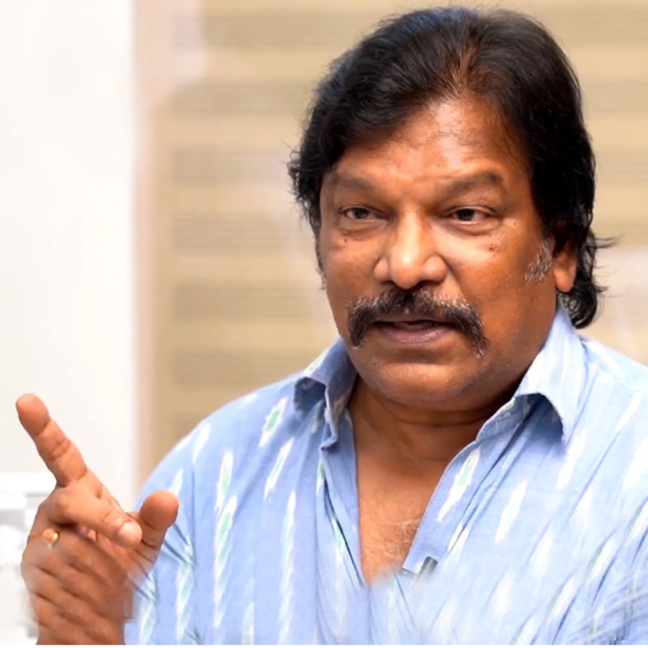టాలీవుడ్లో తనదైన కథలు, విభిన్నమైన మేకింగ్తో ప్రత్యేక గుర్తింపు తెచ్చుకున్న దర్శకుడు కృష్ణవంశీ. ఒకప్పుడు వరుస సినిమాలతో ప్రేక్షకులను అలరించిన ఆయన.. ప్రస్తుతం సినిమాల విషయంలో ఆచితూచి అడుగులు వేస్తున్నారు. చివరిగా ‘రంగమార్తాండ’ సినిమాతో ప్రేక్షకుల ముందుకు వచ్చిన ఆయన.. మరో కొత్త ప్రాజెక్ట్ను ఎప్పుడు ప్రకటిస్తారా.? అని అభిమానులు ఆసక్తిగా ఎదురుచూస్తున్నారు. ఈ క్రమంలో ఓ ఇంటర్వ్యూలో పాల్గొన్న కృష్ణవంశీ తన కెరీర్కు సంబంధించిన ఆసక్తికర విషయాలను పంచుకున్నారు. ముఖ్యంగా జూనియర్ ఎన్టీఆర్ నటించిన ఓ సినిమా ఫలితం తనను ఎంతగానో బాధించిందని వెల్లడించారు. దర్శకుడు కృష్ణవంశీ తన కెరీర్లో ఎన్నో విభిన్నమైన చిత్రాలను తెరకెక్కించారు. సామాజిక అంశాలను కథల్లో భాగం చేస్తూ ప్రేక్షకులను ఆలోచింపజేయడం ఆయన శైలి. అయితే కొన్ని సినిమాల విషయంలో ఆయన అంచనాలు తలకిందులయ్యాయి. అలా తాను ఎంతో కష్టపడి రూపొందించినప్పటికీ ఆశించిన ఫలితాన్ని అందుకోలేకపోయిన చిత్రాల్లో జూనియర్ ఎన్టీఆర్ నటించిన రాఖీ కూడా ఒకటని ఆయన అన్నారు.