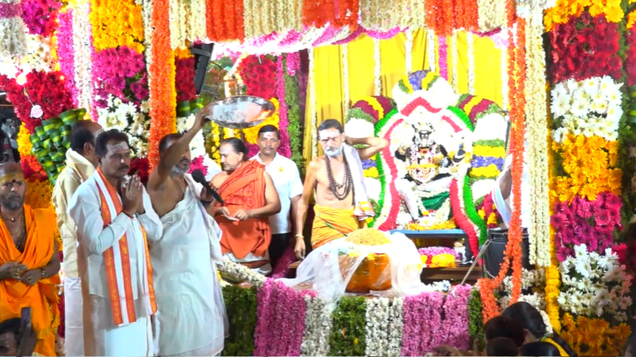 అంగరంగ వైభవంగా తెప్పోత్సవం జరగ్గా ప్రత్యేక ఉత్సవాల్లో 11వ రోజు రాత్రి తెప్పోత్సవం పై దర్శనమిచ్చారు విఘ్నేశ్వరుడు.
ఉత్సవ మూర్తులు సిద్ది, బుద్ధి వినాయకుడికి అభిషేకాలు, ప్రత్యేక పూజలను అర్చకులు నిర్వహించగా స్వామివారి పుష్కరణి లో తెప్పలపై సిద్ధి, బుద్ధి సమేత వినాయకుడు విహరించారు.