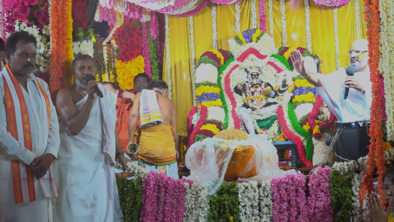 ఏటా బ్రహ్మోత్సవాల ముగింపులో ఆనవాయితీగా దేవస్థానం లడ్డూ వేలం నిర్వహిస్తోంది.స్వామి వారి లడ్డును సొంతం చేసుకునేందుకు పోటీపడ్డ భక్తుల్లో నెల్లూరుకు చెందిన ప్రసాద్ స్వామివారి లడ్డును దక్కించు కున్నారు.