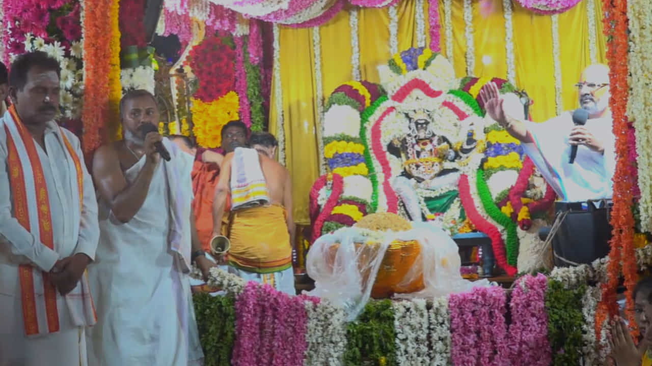 
ఏటా బ్రహ్మోత్సవాల ముగింపులో ఆనవాయితీగా దేవస్థానం లడ్డూ వేలం నిర్వహిస్తోంది.స్వామి వారి లడ్డును సొంతం చేసుకునేందుకు పోటీపడ్డ భక్తుల్లో నెల్లూరుకు చెందిన ప్రసాద్ స్వామివారి లడ్డును దక్కించు కున్నారు.