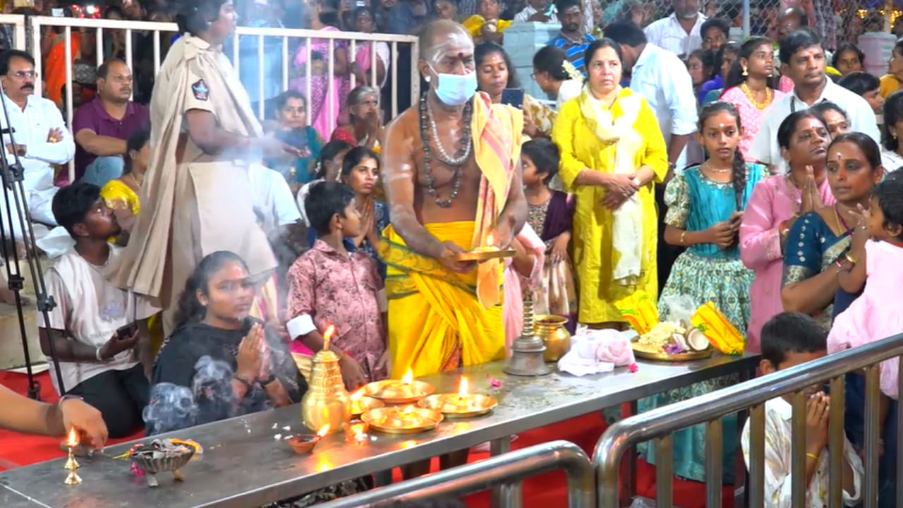 రూ. 8.05 లక్షలకు 21 కేజీల గణనాధుడి లడ్డు ప్రసాదాన్ని ప్రసాద్ సొంతం చేసుకున్నారు. గతేడాది 21 కేజీల లడ్డు ప్రసాదం రూ. 6.80 లక్షలకు వేలం ధర పలకగా ఈ ఏడాది రూ. 8.05 లక్షలు పలికింది.