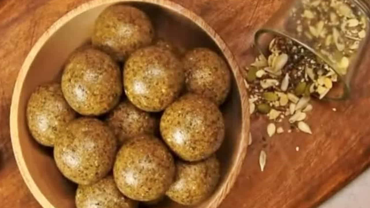 వీటిని బాగా కలిపిన తర్వాత, ఈ మిశ్రమాన్ని ఒక గిన్నెలోకి మార్చి, రెండు టేబుల్ స్పూన్ల తరిగిన బాదం వేసి బాగా కలపాలి. మిశ్రమం పొడిగా అనిపిస్తే, కొద్దిగా వెచ్చని నెయ్యి వేసి కలపవచ్చు. ఇప్పుడు చిన్న భాగాలుగా తీసుకుని లడ్డూలుగా చుట్టుకోవాలి.