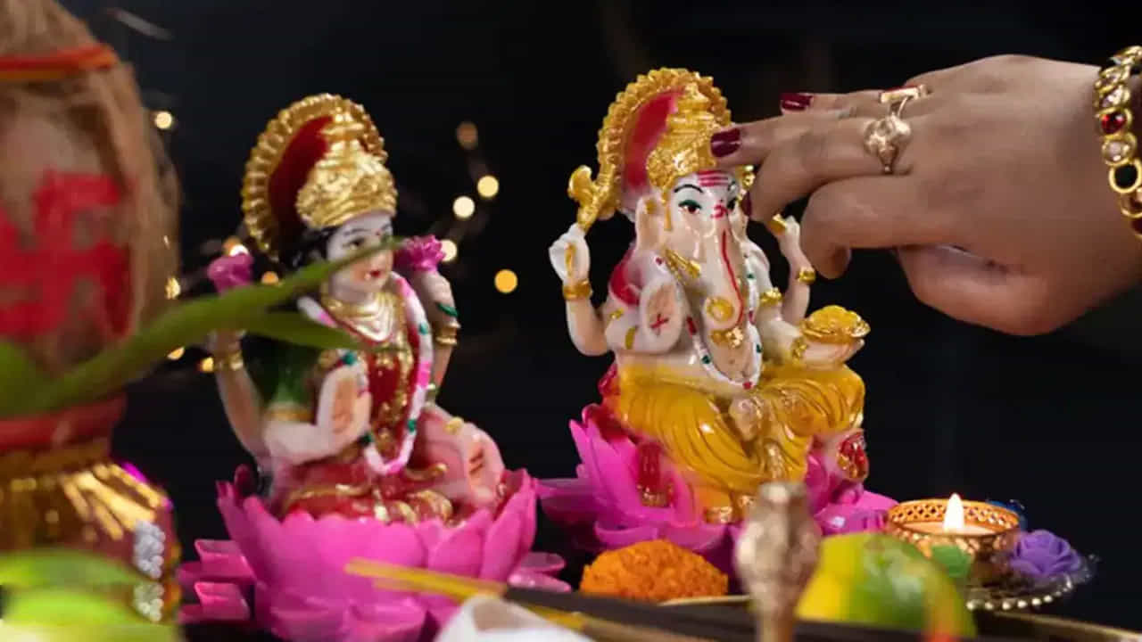 అలాగే పూజ గది కూడా అందంగా అలంకరించి ఉండాలి. ఈ ప్రదేశంలో పాత సామాను ఉండటం మంచిది కాదు. ముఖ్యంగా దీపావళి సమయంలో పూజ గది చాలా బాగుండాలి. అలాగే దీపావళి రోజున లక్ష్మీదేవి, గణేశుడిని పూజించడానికి వారి విగ్రహాలు ఒకే చోట ఉంచాలి. ముఖ్యంగా ఇంటికి తూర్పు లేదా ఉత్తరం దిశలో ఉంచడం చాలా మంచిది. పూజ స్థలంపై ఎరుపు రంగు వస్త్రాన్ని పరిచి, అమ్మవారిని పూజించాలి.