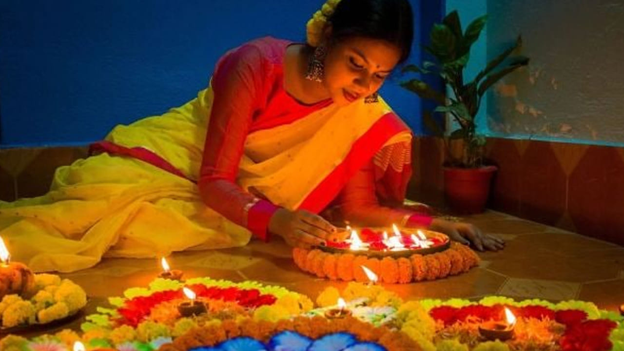దీపావళి సమయంలో వాస్తు ప్రకారం ప్రధానం ద్వారం విషయంలో తప్పకుండా తగు జాగ్రత్తలు తీసుకోవాలి. ఎందుకు అంటే, ఇంటిలో ప్రధాన ద్వారం శక్తితో ముడిపడి ఉంటుంది. అందువలన ప్రధాన ద్వారం వద్ద బూట్లు , చెప్పులు, చెత్త లేకుండా చూసుకోవాలి. శుభ్రం చేసి, బంతిపూల దండలతో అందంగా అలంకరించుకోవాలి.