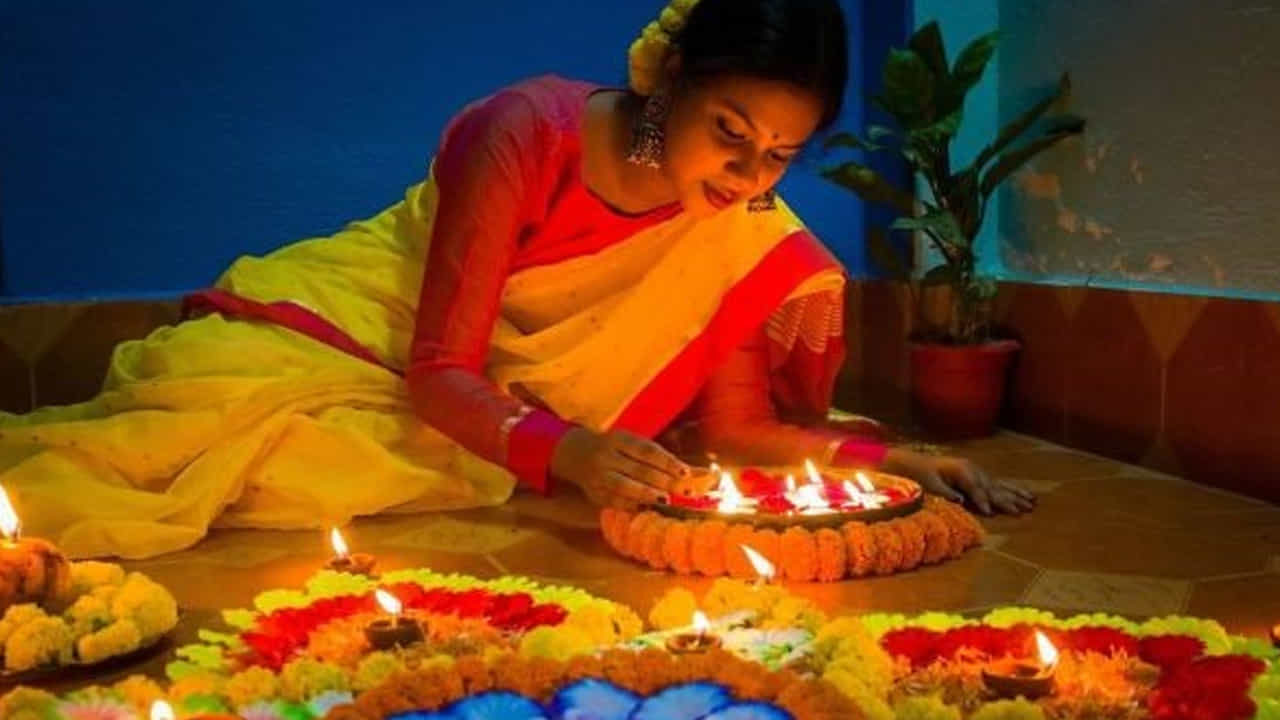దీపావళి సమయంలో వాస్తు ప్రకారం ప్రధానం ద్వారం విషయంలో తప్పకుండా తగు జాగ్రత్తలు తీసుకోవాలి. ఎందుకు అంటే, ఇంటిలో ప్రధాన ద్వారం శక్తితో ముడిపడి ఉంటుంది. అందువలన ప్రధాన ద్వారం వద్ద బూట్లు , చెప్పులు, చెత్త లేకుండా చూసుకోవాలి. శుభ్రం చేసి, బంతిపూల దండలతో అందంగా అలంకరించుకోవాలి.