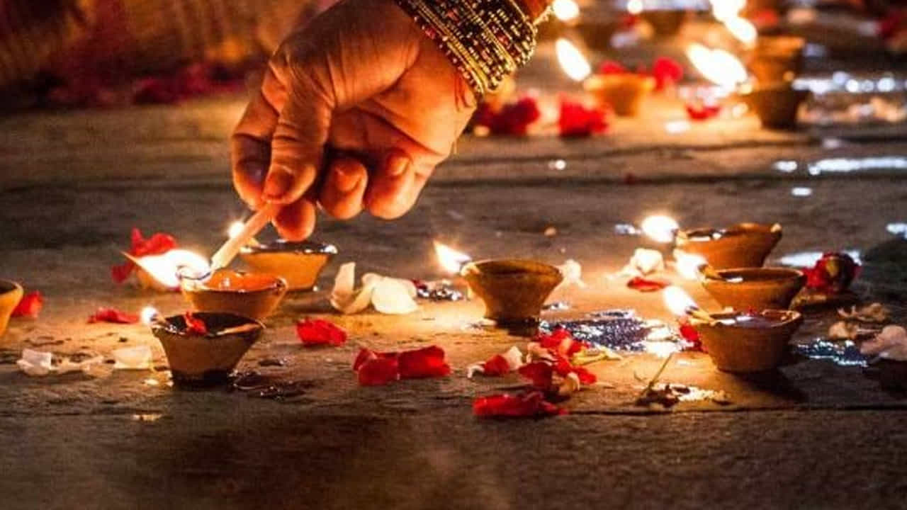 తప్పకుండా ప్రధాన ద్వారం వద్ద మామిడి ఆకు తోరణాలు కట్టాలి. అలాగే ప్రధాన ద్వారానికి స్వస్తిక్ చిహ్నం గీయాలి. దీని వలన మీ ఇంటికి అదృష్టం కలిసి వస్తుంది. దీని వలన ప్రతికూల శక్తులు నశించి, సానుకూలత పెరుగుతుంది. అంతే కాకుండా లక్ష్మీదేవి అనుగ్రహం కూడా కలుగుతుంది.