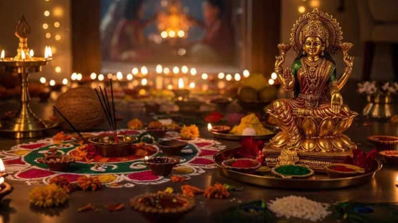 వాస్తు శాస్త్రం ప్రకారం, ఇంటిలో ఈశాన్య మూల చాలా శుభ్రంగా ఉంచడం అవసరం. పూజకు ఈ మూల చాలా ప్రాముఖ్యతను సంతరించుకుంటుంది. అందువలన ఇంటిలో ఎప్పుడైనా సరే ఈశాన్య మూల చాలా శుభప్రదంగా ఉండేలా చూసుకోవాలి. ఆ ప్రదేశంలో విరిగిన, పాత వస్తువులు ఉంచడం మంచిది కాదు. ఎప్పుడు కూడా ఈ ప్రదేశంలో చెత్త పేరుకపోకుండా చూసుకోవాలి. అప్పుడే ఇంటిలో సంపద వర్షం కురుస్తుంది.