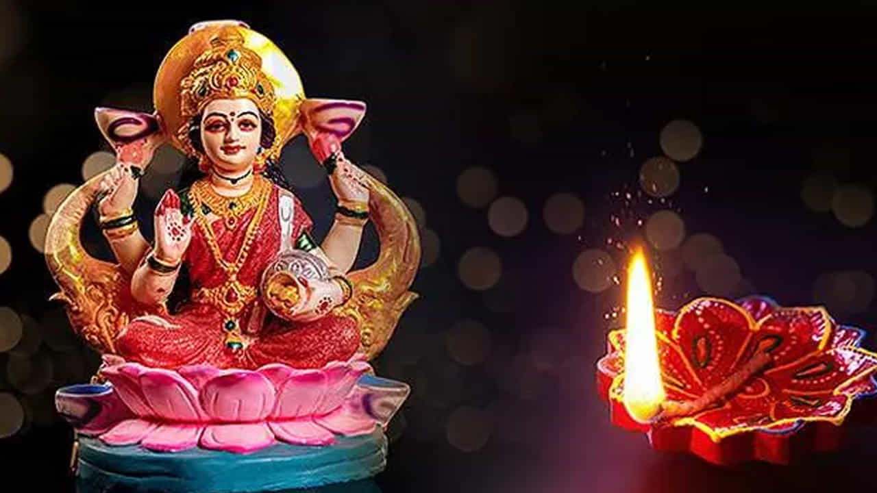 హిందూ మతంలో జరుపుకునే అతి పెద్ద పండుగలో దీపావళి కూడా ఒకటి. ఈ రోజున ప్రతి ఒక్కరూ గణేశుడిని, లక్ష్మీదేవిని పూజిస్తుంటారు. ముఖ్యంగా దీపావళికి ముందే ఇంటిని శుభ్రం చేసి, దీపావళి రోజు ఇంటిని అందంగా అలంకరించుకుంటారు. అయితే మీరు ఈ పండుగ సమయంలో ఇంటిని శుభ్రం చేసి, అలంకరించే సమయంలో తప్పకుండా కొన్ని నియమాలు పాటించాలంట. అవి ఏవో చూసేద్దాం.