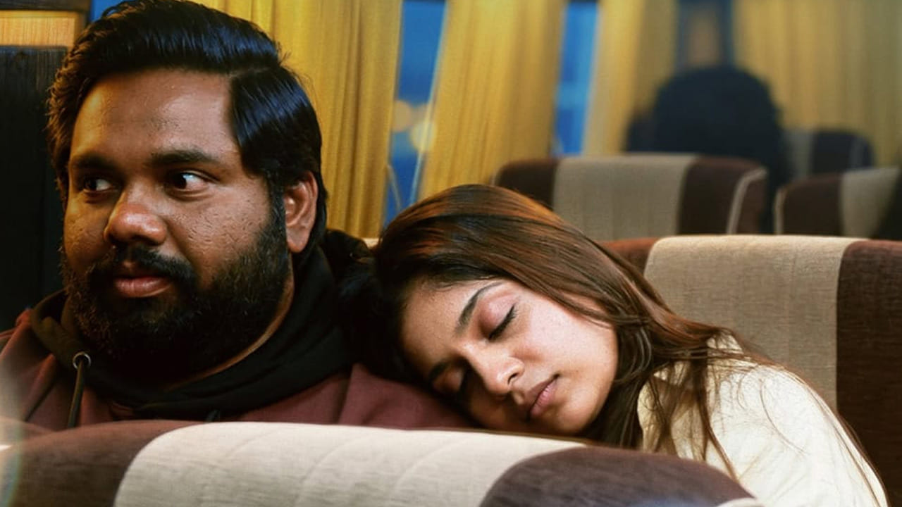 తెలుగు డిజిటల్ ప్లాట్ఫామ్లపై కంటెంట్ ఓరియంటెడ్ వెబ్ సిరీస్లు ప్రేక్షకులను విపరీతంగా ఆకట్టుకుంటున్నాయి. ముఖ్యంగా యూత్ అండ్ ఫ్యామిలీ ఆడియన్స్ను టార్గెట్ చేస్తూ వస్తున్న సిరీస్లు రికార్డు స్థాయి వ్యూస్ను సొంతం చేసుకుంటున్నాయి. తాజాగా టాలీవుడ్ వర్గాల్లో ఎంతో ఆసక్తిని రేకెత్తించిన రొమాంటిక్ కామెడీ వెబ్ సిరీస్ 'లీస్ట్ ఎలిజిబుల్ బ్యాచిలర్' డిజిటల్ రంగంలో సరికొత్త సంచలనం సృష్టిస్తోంది.