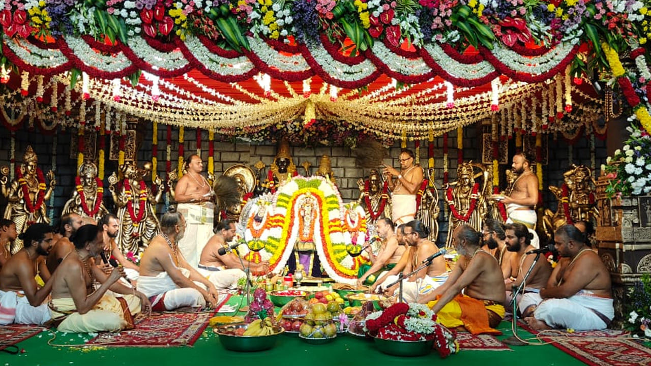 ఈ కల్యాణ మహోత్సవంలో భాగంగా పెళ్లికుమారుడిగా ముస్తాబైన శ్రీవేంకటేశ్వర స్వామి, పెళ్లికూతుర్లుగా అలంకరింపబడిన అమ్మవార్లు ఆలయం వద్ద నుండి ప్రత్యేక వేరువాహనాలపై కల్యాణ మండపానికి అశేష భక్తజన సందోహం మధ్య తోడ్కొని వచ్చారు. మండపంలో స్వామి అమ్మవార్లను వధూవరులుగా కొలువుదీర్చారు.ఈ వేడుకలో రాష్ట్ర ప్రభుత్వం తరఫున ఆలయ అనువంశిక ధర్మకర్త ని వృతరావు, ఈవో వేంద్ర త్రినాధ రావు చేతుల మీదుగా స్వామి, అమ్మవార్లకు పట్టు వస్త్రాలు సమర్పించారు.