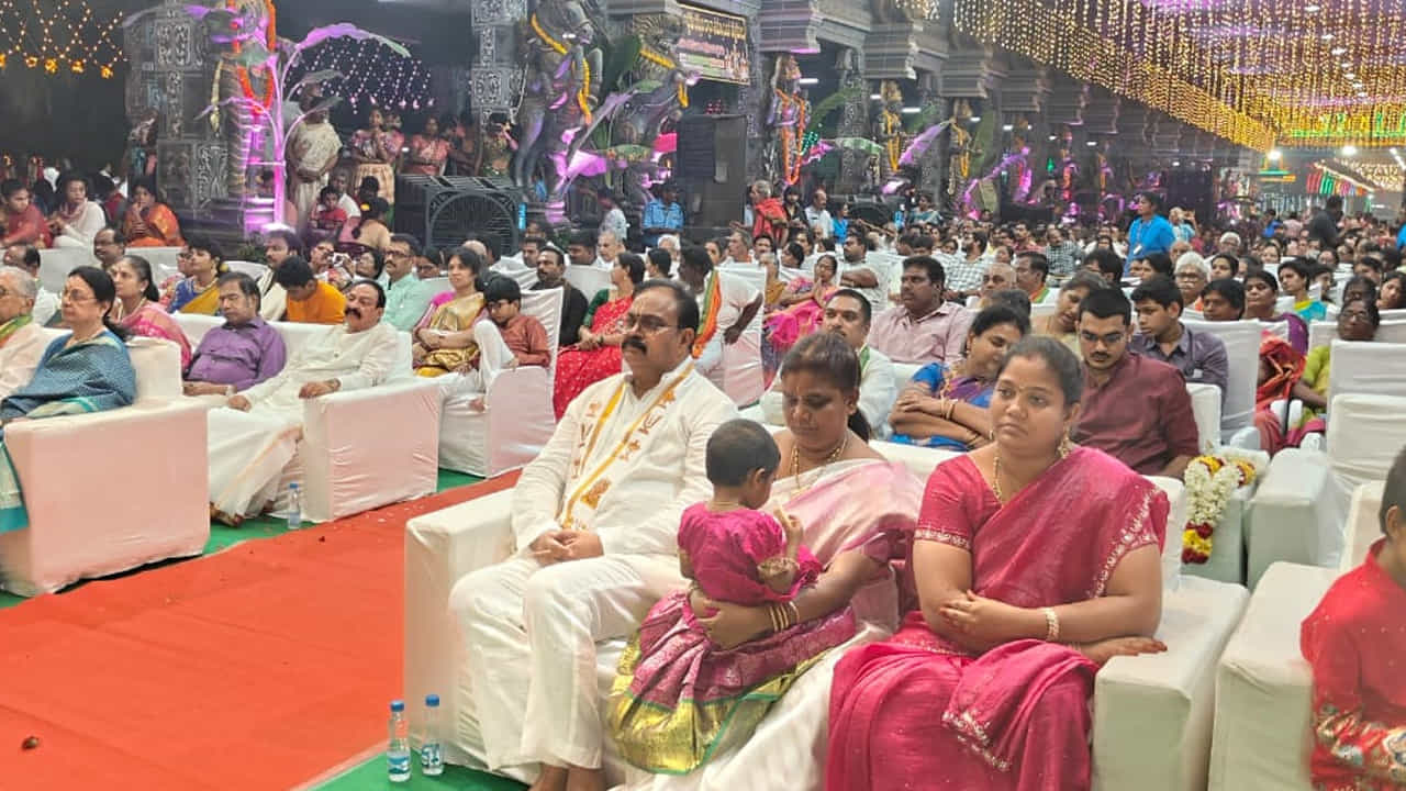 తదుపరి స్వామి, అమ్మవార్లకు నైవేద్యం సమర్పించి, నీరాజన మంత్ర పుష్పాలు అందించారు. వేద విద్యార్థులు, ప్రముఖులు, పెద్ద సంఖ్యలో విచ్చేసిన భక్తులు ఈ దివ్య కల్యాణాన్ని తిలకించి తరించారు. కాగా, తిరుకల్యాణ మహోత్సవాల్లో భాగంగా ఆదివారం ఉదయం సింహ వాహనంపై స్వామివారి గ్రామొత్సవం నేత్రపర్వంగా జరిగింది. ఉదయం సింహవాహనాన్ని అధిరోహించిన స్వామి, అమ్మవార్లను ప్రత్యేకంగా అలంకరించి గ్రామొత్సవాన్ని ప్రారంభించారు. మేళతాళాలు, వేద మంత్రాల నడుమ సాగిన ఈ ఉత్సవంలో స్వామివారు సింహవాహనాన్ని అధిరోహించి గ్రామ పురవీధుల్లో విహరిస్తూ భక్తులను కటాక్షించారు. 
