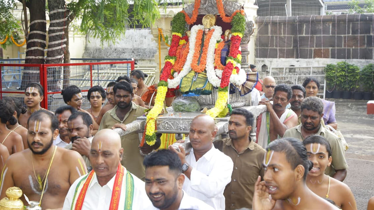 అనంతరం మంగళవాయిద్యాలు, వేద పండితుల వేద మంత్రోచ్ఛారణల నడుమ కల్యాణ క్రతువును శాస్త్రోక్తంగా నిర్వహించారు. ముహూర్త సమయంలో వేద పండితులు చదివిన మంత్రాల మధ్య జీలకర్రబెల్లం మిశ్రమాన్ని స్వామి, అమ్మవార్ల శిరస్సులపై అర్చకులు ఉంచారు. ఆ వెంటనే జీలకర్ర బెల్లం ఉంచడం, మాంగళ్య ధారణ, తలంబ్రాలు తదితర వైదిక కార్యక్రమాలను అత్యంత నిష్టతో పూర్తి చేశారు. 