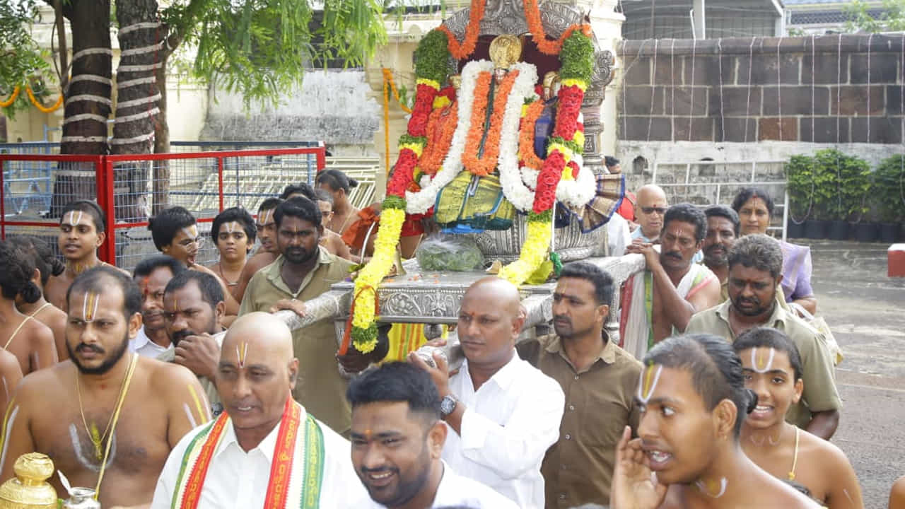 అనంతరం మంగళవాయిద్యాలు, వేద పండితుల వేద మంత్రోచ్ఛారణల నడుమ కల్యాణ క్రతువును శాస్త్రోక్తంగా నిర్వహించారు. ముహూర్త సమయంలో వేద పండితులు చదివిన మంత్రాల మధ్య జీలకర్రబెల్లం మిశ్రమాన్ని స్వామి, అమ్మవార్ల శిరస్సులపై అర్చకులు ఉంచారు. ఆ వెంటనే జీలకర్ర బెల్లం ఉంచడం, మాంగళ్య ధారణ, తలంబ్రాలు తదితర వైదిక కార్యక్రమాలను అత్యంత నిష్టతో పూర్తి చేశారు. 