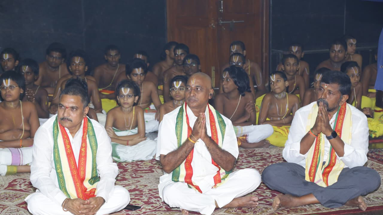మహిళలు అత్యంత భక్తిశ్రద్ధలతో కర్పూర హారతులతో స్వామివారికి నీరాజనాలు పలికారు. దివ్యదీపకాంతి తుల నుదుమ స్వామివారి దివ్య మంగళ స్వరూపాన్ని భక్తులు దర్శించి పునీతులయ్యారు. కల్యాణ మహోత్సవంలో భాగంగా స్వామివారు మోహిని రూపంలో కూడా భక్తులకు దర్శనమిచ్చి విశేషంగా ఆకట్టుకున్నారు. ఈ ఆధ్యాత్మిక కార్యక్రమంలో దేవస్థానం చైర్మన్ యన్.వి. సుధాకర్ రావు, ట్రస్ట్ బోర్డు సభ్యులు, స్థానిక భక్తులు, తదితరులు పెద్ద సంఖ్యలో పాల్గొని స్వామివారి కృపను పొందారు. అనంతరం స్వామివారి తీర్థ ప్రసాదాలను, తలంబ్రాలను భక్తులకు పంపిణీ చేశారు.
