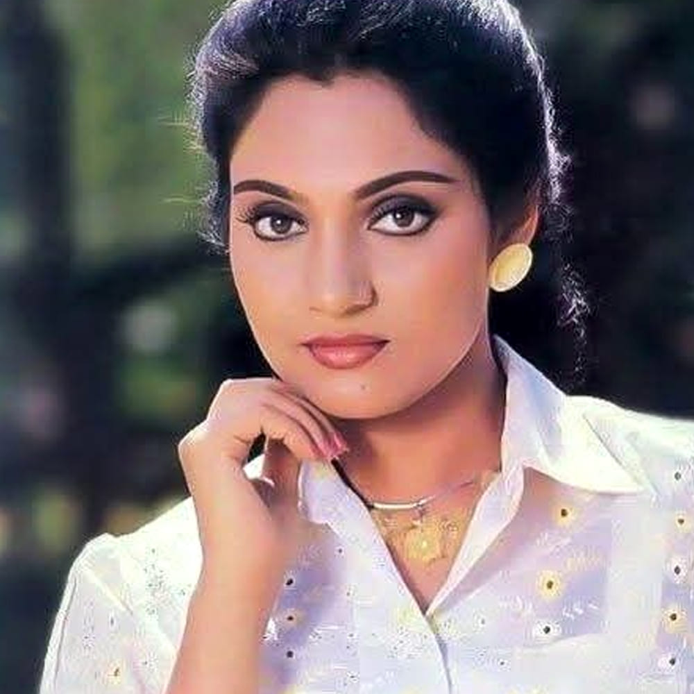 తెలుగులోనే కాకుండా కన్నడ, తమిళ, మలయాళ చిత్రాల్లోనూ మాధవి తన సత్తా చాటారు. మాధవి కెరీర్లో ‘మాతృదేవోభవ’ చిత్రం ప్రత్యేక స్థానాన్ని సంపాదించుకుంది. ఈ సినిమాలో ఆమె పోషించిన పాత్ర ప్రేక్షకులను భావోద్వేగానికి గురిచేసింది. సినిమా కెరీర్లో మంచి విజయాలు అందుకుంటున్న సమయంలో మాధవి వ్యక్తిగత జీవితానికి ప్రాధాన్యత ఇవ్వాలని నిర్ణయించుకున్నారు. ఆమె జీవితంలో ఆధ్యాత్మికత కీలక పాత్ర పోషించినట్లు పలు కథనాలు చెబుతుంటాయి. సూపర్స్టార్ రజనీకాంత్ ఆమెకు ఒక ఆధ్యాత్మిక పుస్తకాన్ని బహుమతిగా ఇచ్చారని, దాన్ని చదివిన తర్వాత ఆమె ఆధ్యాత్మిక విషయాలపై ఆసక్తి పెంచుకున్నారని ప్రచారంలో ఉంది.