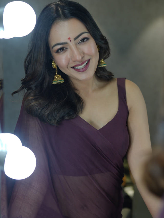 టెంప్టింగ్ లుక్స్ తో టెంపర్ లేపుతున్న మడోన్నా సెబాస్టియన్