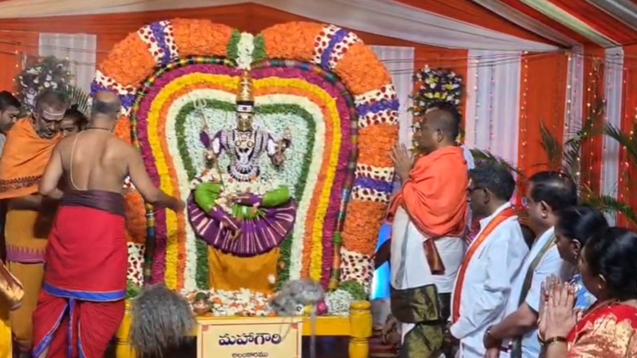 దసరా వేడుకల్లో శ్రీశైలం ప్రత్యేక ఆకర్షణ.. మహాగౌరి అలంకారంలో భ్రమరాంబికాదేవి దర్శనం