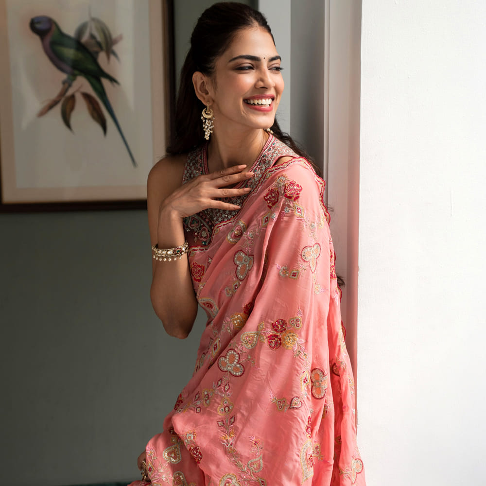 పాకెట్ నోవెల్ కూడా తనకు అలాంటి అనుభూతినే ఇచ్చిందని చెప్పారు. ఈ సినిమాలో భాగం కావడం తన అదృష్టంగా భావిస్తున్నానని పేర్కొన్నారు. షూటింగ్ సమయంలో నటీనటులు, సాంకేతిక బృందం కలిసి ఎక్కువ సమయం గడుపుతారని.. రోజులో ఎన్నో గంటలు కలిసి పనిచేస్తూ ఒకరినొకరు అర్థం చేసుకుంటారని మాళవిక వివరించారు. ఈ క్రమంలోనే చిత్ర బృందంలోని వ్యక్తులు తెలియకుండానే కుటుంబ సభ్యుల్లా మారిపోతారని ఆమె అభిప్రాయపడ్డారు.