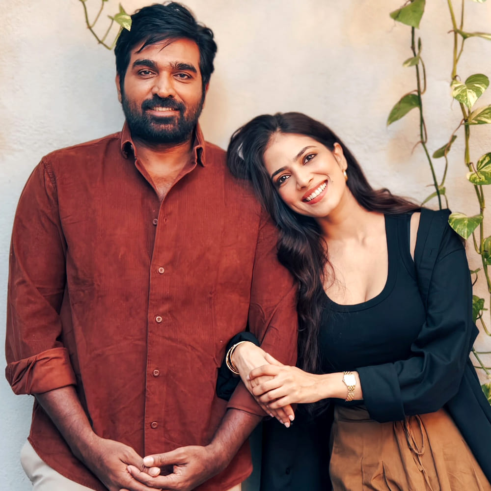 ‘పాకెట్ నోవెల్’లో విజయ్ సేతుపతితో కలిసి పనిచేయడం తనకు ఎంతో ప్రత్యేకమైన అనుభవమని మాళవిక మోహనన్ చెప్పుకొచ్చారు. ఆయన వంటి ప్రతిభావంతుడైన నటుడితో స్క్రీన్ పంచుకోవడం తనకు ఎంతో ఆనందాన్ని ఇచ్చిందని పేర్కొన్నారు. ఈ సినిమా ప్రయాణాన్ని మరొకరితో ఊహించుకోలేనంతగా ఈ బృందంతో అనుబంధం ఏర్పడిందని ఆమె తన పోస్ట్లో చెప్పినట్లు తెలుస్తోంది.