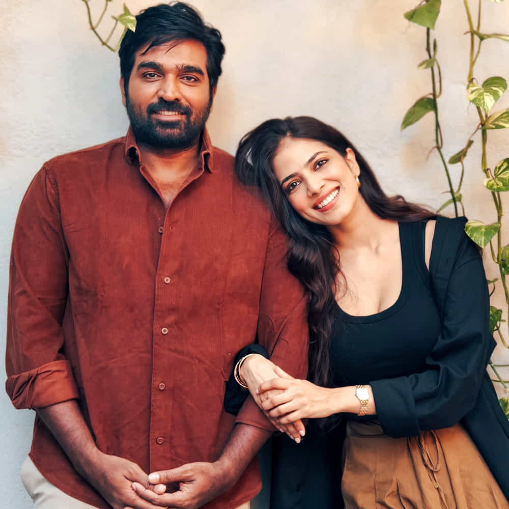 ‘పాకెట్ నోవెల్’లో విజయ్ సేతుపతితో కలిసి పనిచేయడం తనకు ఎంతో ప్రత్యేకమైన అనుభవమని మాళవిక మోహనన్ చెప్పుకొచ్చారు. ఆయన వంటి ప్రతిభావంతుడైన నటుడితో స్క్రీన్ పంచుకోవడం తనకు ఎంతో ఆనందాన్ని ఇచ్చిందని పేర్కొన్నారు. ఈ సినిమా ప్రయాణాన్ని మరొకరితో ఊహించుకోలేనంతగా ఈ బృందంతో అనుబంధం ఏర్పడిందని ఆమె తన పోస్ట్లో చెప్పినట్లు తెలుస్తోంది.